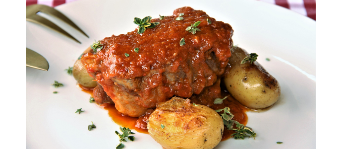 Rabo de ternera con salsa de verduras y patatas salteadas